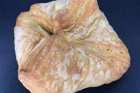 Турновер со шпинатом и беконом