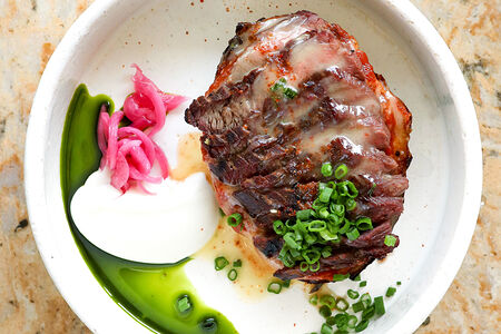 Фланк стейк, печеный картофель, пармезан и йогурт