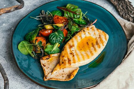 Кальмар из печи с овощами