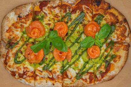 Пицца с лососем