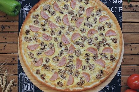 Пицца с ветчиной и грибами