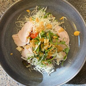 Салат Цезарь с курицей