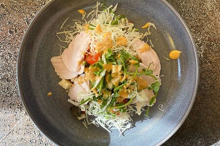 Салат Цезарь с курицей