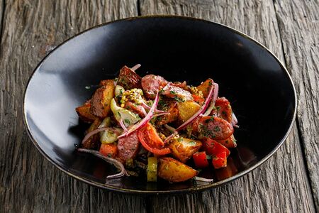 Немецкий картофельный салат с охотничьими колбасками