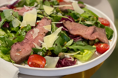 Зеленый салат с ростбифом
