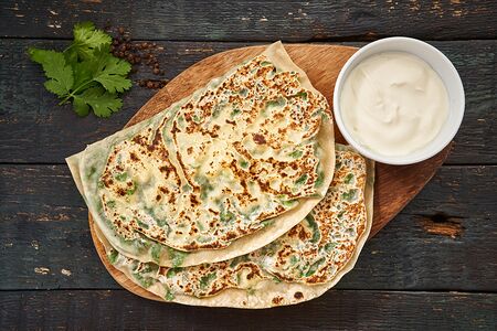 Кутабы с зеленью с чесночным соусом 1 шт