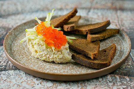 Форшмак с зелёным яблоком, красной икрой и бородинским хлебом