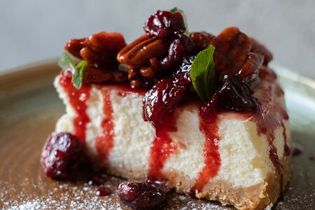 Чизкейк с вишней и орехом пекан