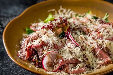 Салат с ростбифом