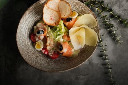 Салат Цезарь с морепродуктами