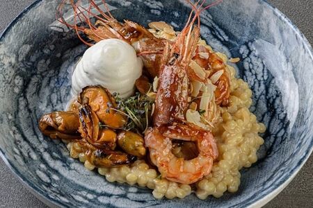 Лангустины со сливочным птитимом, мидиями и муссом пармезан