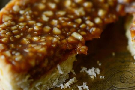 Тарталетка с карамелью и грецким орехом