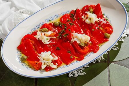 Печеные перцы рамиро с крабом