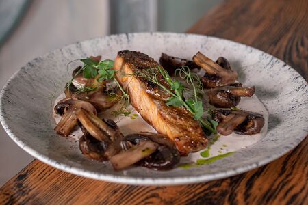 Филе лосося с шампиньонами