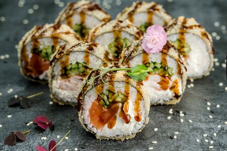 Жареная сборка 4 на 4 с креветкой и лососем