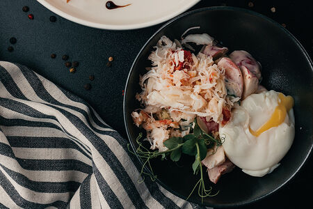 Салат Овощной с яйцом пашот и крабом