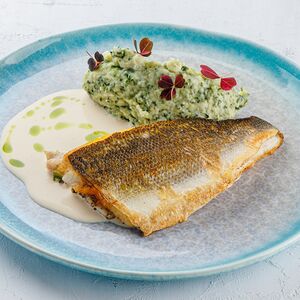 Филе сибаса со шпинатным пюре и сливочным соусом