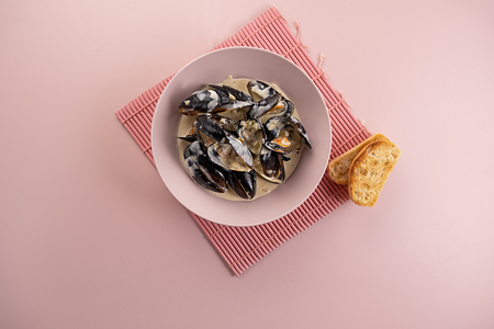 Мидии в грибном соусе