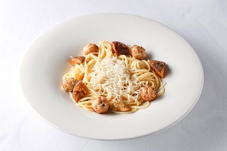 Спагетти с куриными фрикадельками и белыми грибами, под трюфельным соусом