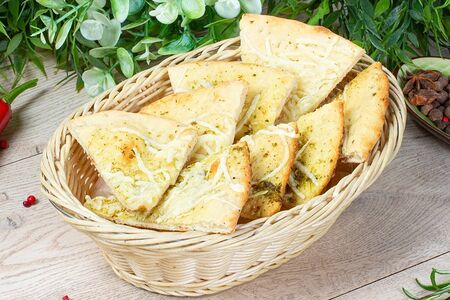 Фокачча с соусом песто и пармезаном