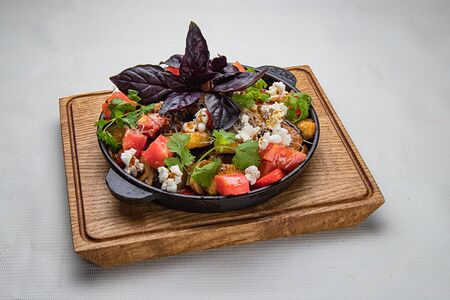 Свинина с овощами на сковороде с соусом кимчи