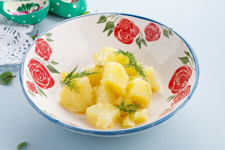 Отварной картофель с укропом