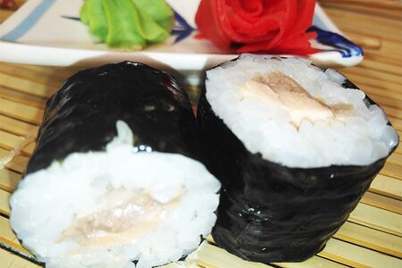 Классический ролл с жареным окунем