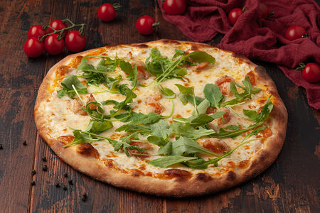 Пицца с тигровыми креветками и руколой