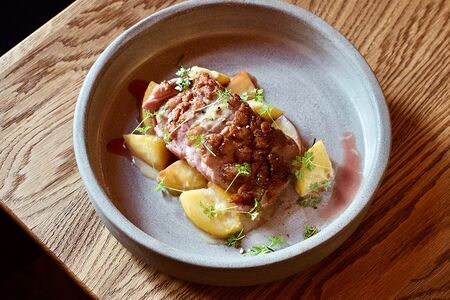 Утиная грудка с нектаринами и соусом из горгонзолы