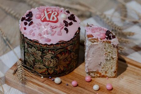 Кулич клубничный со сливками