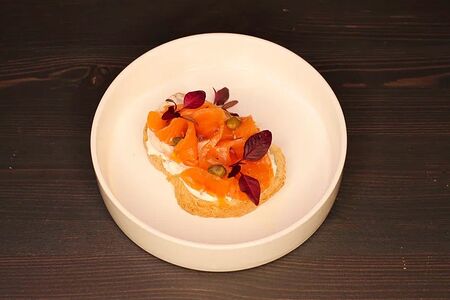 Брускетта со слабосоленым лососем