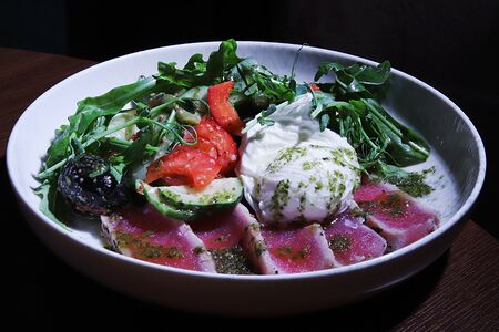 Салат с тунцом, яйцом пашот, овощами и горчичной заправкой