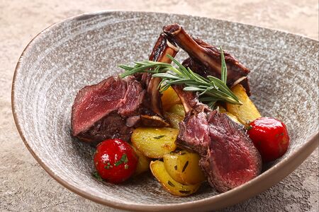 Каре оленя на тихих углях с картофелем и пряными травами