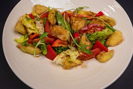 Салат с хрустящими баклажанами