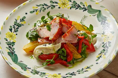 Салат с копченым сомом и печеным перцем