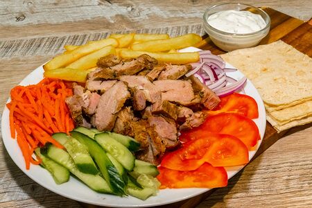 Шаверма на тарелке со свининой