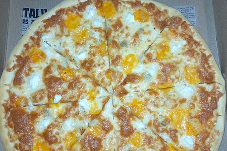 Четыре сыра на тонком тесте