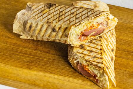 Двойной хот-дог в лаваше с сыром