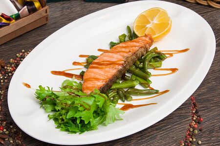 Стейк из лосося с кенийской фасолью