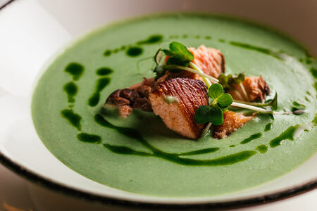 Крем-суп из брокколи с подкопченным лососем