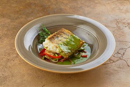 Филе судака под соусом песто на подушке из овощей