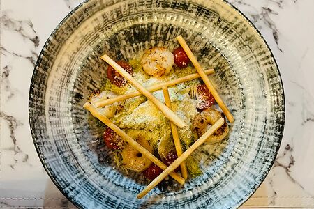 Салат Цезарь с креветками