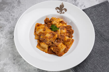 Тортелли с картофелем и соусом болоньезе