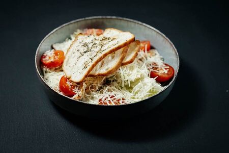 Салат Романо с цыпленком в соусе Цезарь