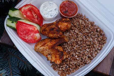 Куриные крылья с гречкой, помидор, огурец