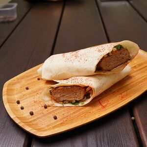 Люля-кебаб из свинины и курицы в лаваше