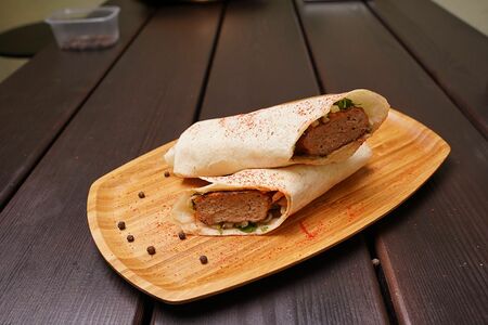 Люля-кебаб из свинины и курицы в лаваше