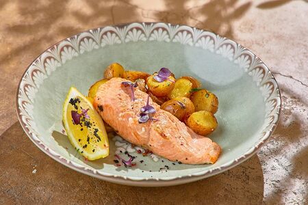 Стейк из лосося с печёным картофелем и розмарином