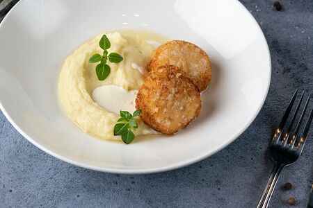 Фиш-боллы с сыром и картофельным пюре