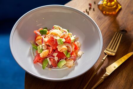 Имбирный салат с обжаренными креветками